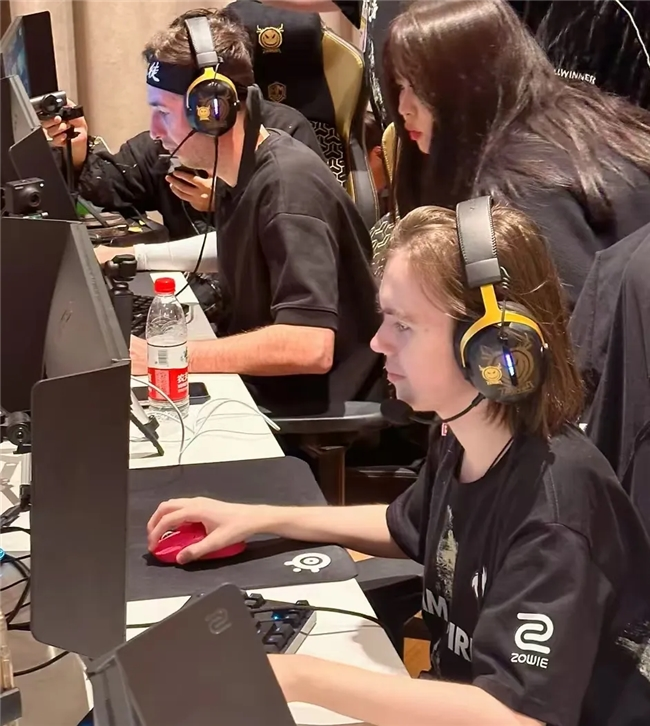 英雄联盟前职业选手无状态Cool发庆祝六一微博，疑似暗讽UZI，被粉丝怒喷